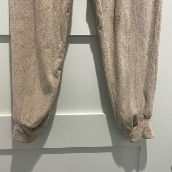 SKIMS Velour Pants with pockets - Picture 5 of 12
